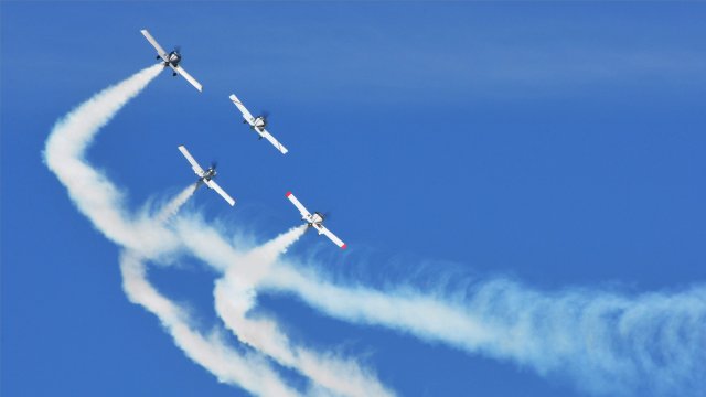 Spike leading dynamic airshow flight